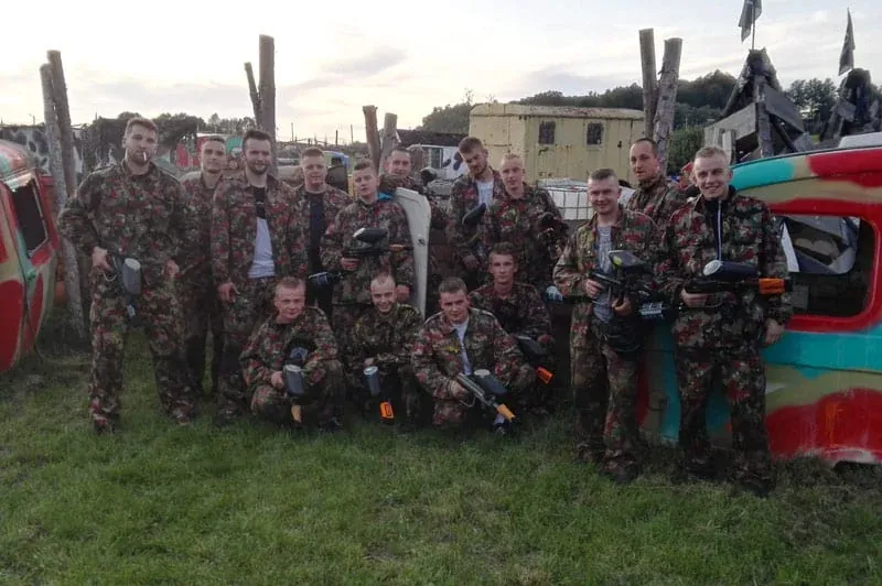 Wieczór kawalerski paintball - grupa znajomych